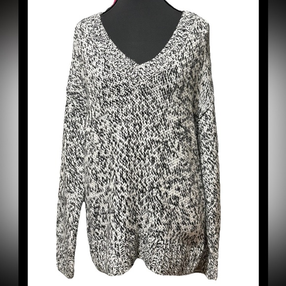 Victoria's Secret Pink Black/White Sweater size M - Picture 1 of 10